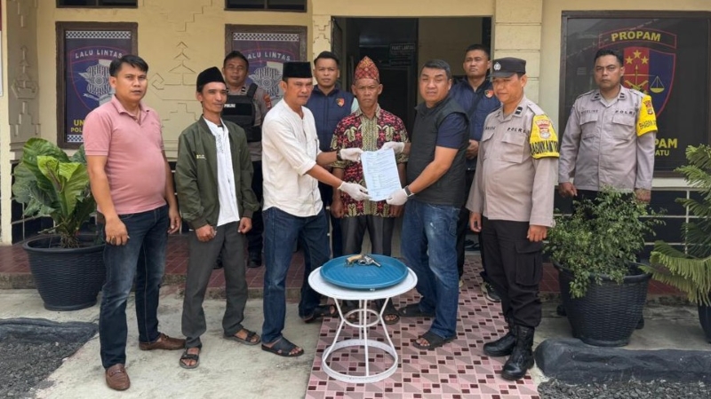 Sadar Hukum, Warga Banjar Negara Serahkan Senpi Rakitan kepada Polsek Baradatu