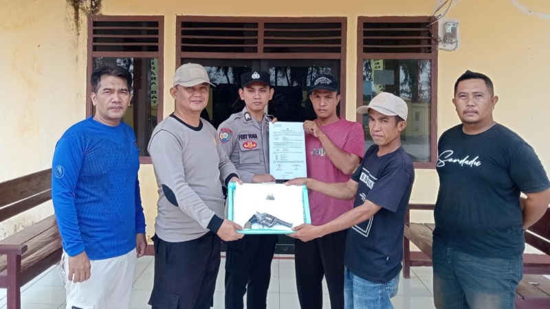 Jaga Kamtibmas, Warga Karta Jaya Sukarela Serahkan Senpi Rakitan