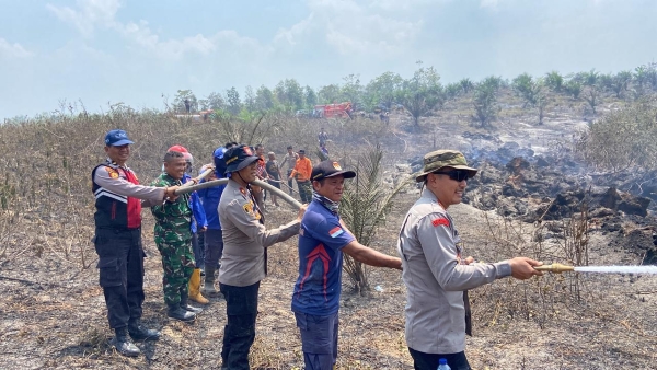 Kapolres Way Kanan Turun Langsung Padamkan Titik Api Karhutla di Tanjung Sari