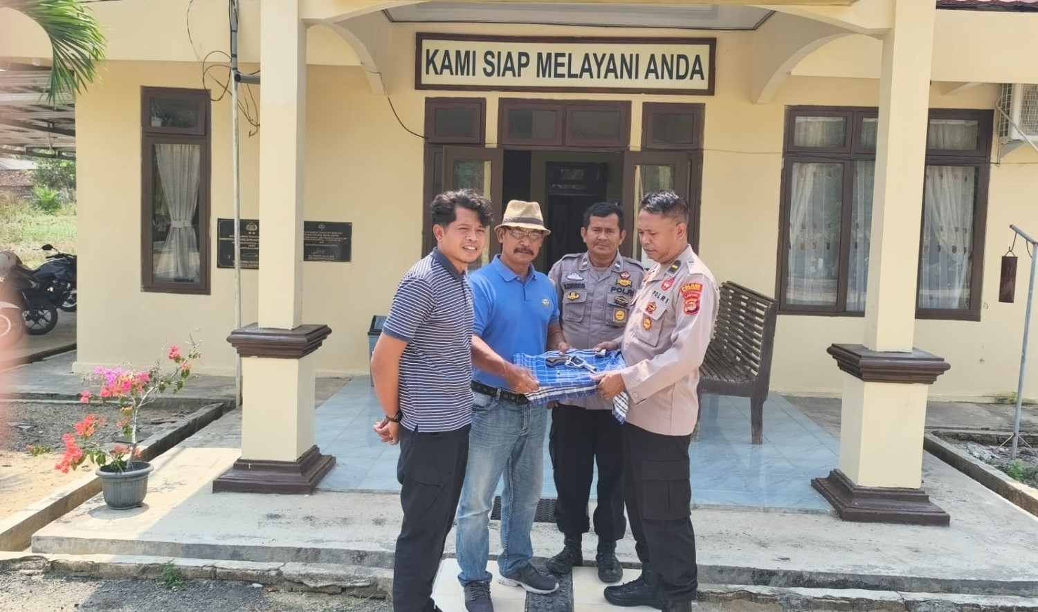 Warga Bumi Agung Sukarela Serahkan Senpi Rakitan dan Amunisi Aktif ke Polisi