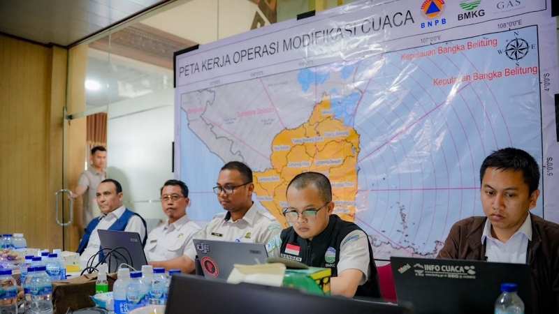 Gubernur Mirza Perkuat Penanganan Karhutla Lampung melalui OMC dan Water Bombing