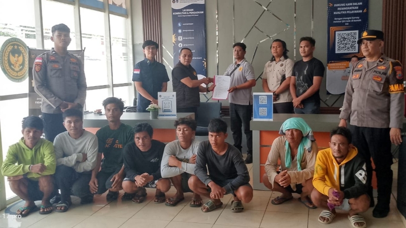Tujuh Warga Filipina dan Satu WNI Diserahkan ke Imigrasi Tahuna