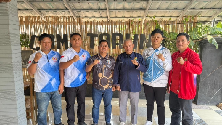 Ketua KONI Way Kanan Lepas Atlet PBSI ke Kejurprov dan Utusan Pelatihan Wasit Provinsi