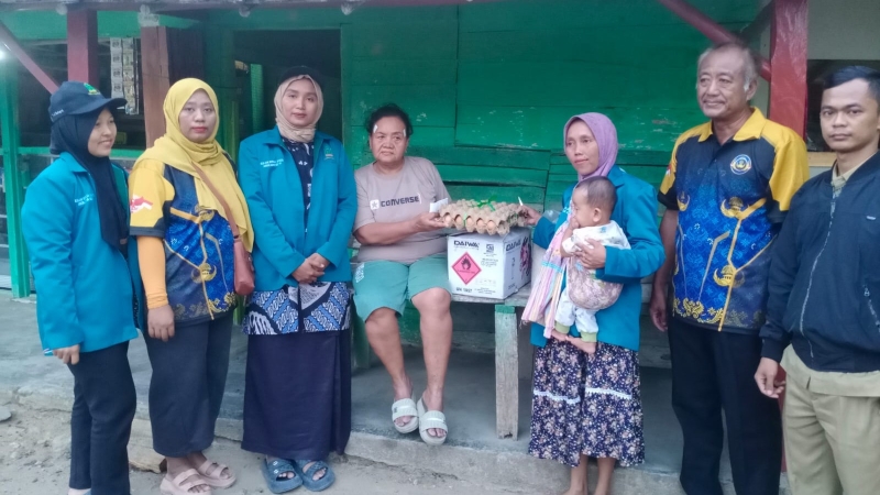 Aparatur Kampung dan Mahasiswa KKN Bantu Warga Terdampak Kebakaran Sangkaran Bakti