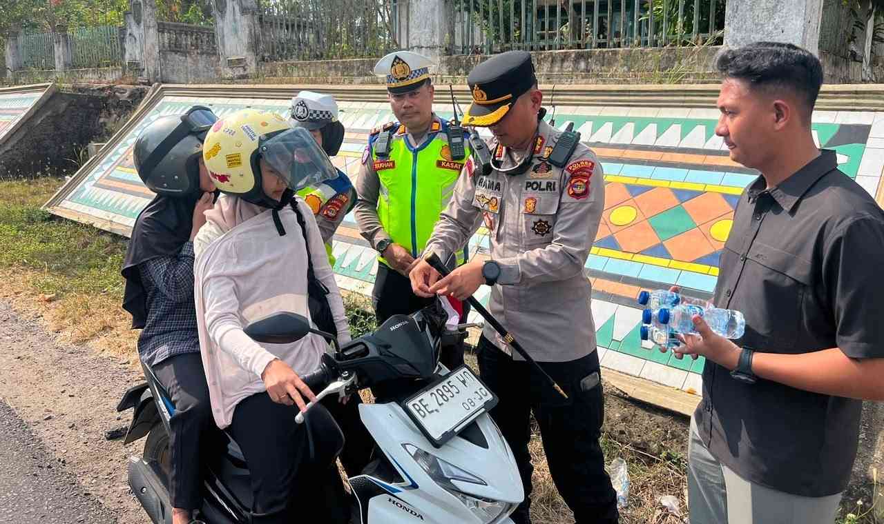 Polres Way Kanan Bagikan Bendera Merah Putih dan Air Mineral Gratis kepada Pengguna Jalan