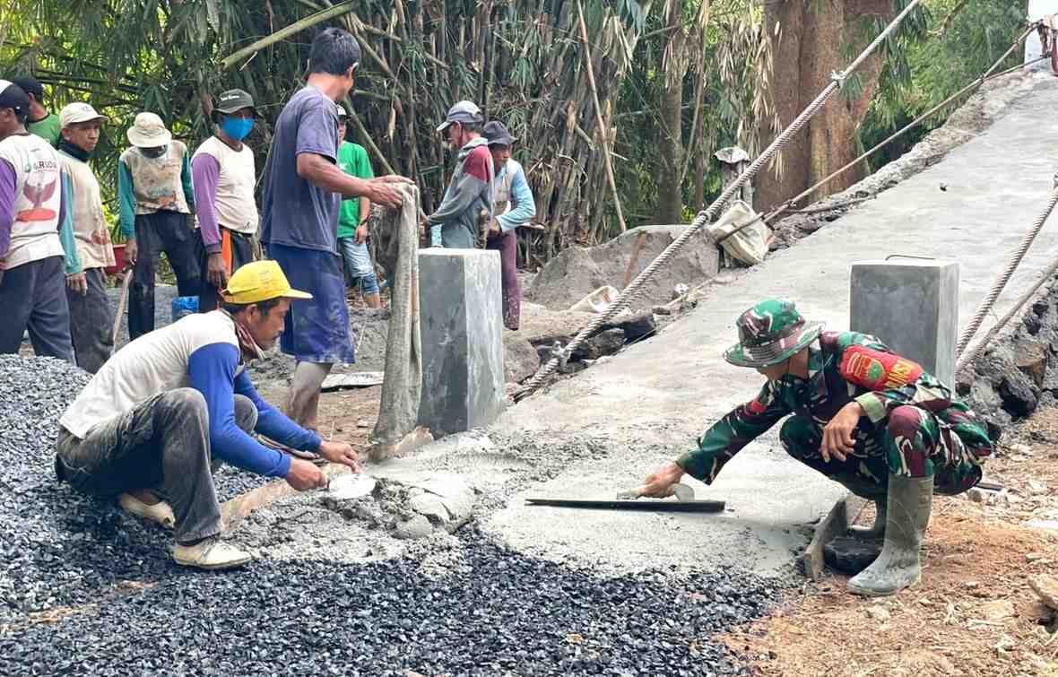Pembangunan Jembatan Perintis Garuda di Tiuh Balak 2 Terus Berjalan, Warga dan TNI Gotong Royong
