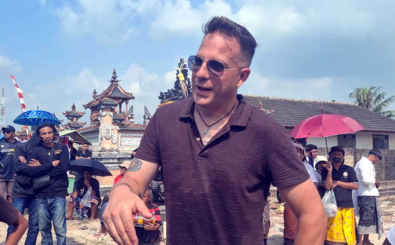 Ngaben Massal Balinuraga Sedot Puluhan Ribu Pengunjung, Turis Italia Terpukau dengan Budaya Indonesia