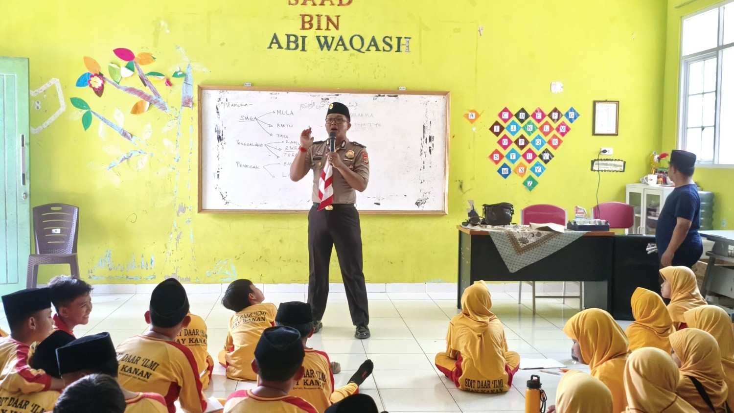 Polsek Umpu Semenguk Bekali Pelajar SDIT Daar Ilmi Materi Pramuka dan Kamtibmas
