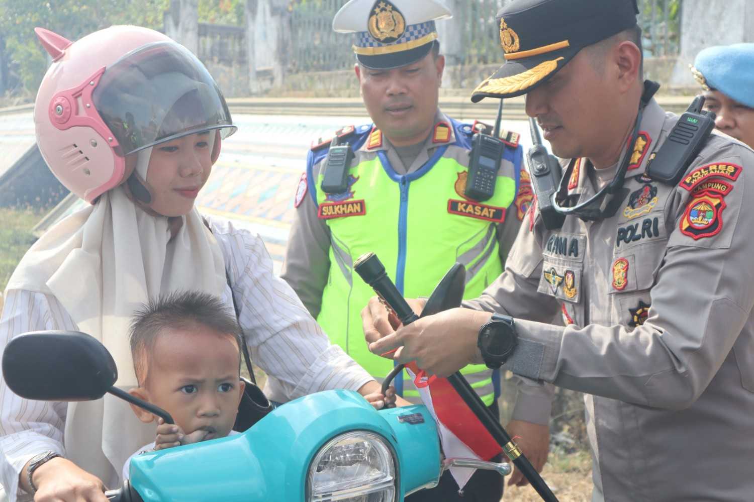 Jelang HUT RI ke-81, Polres Way Kanan Bagikan 1.000 Bendera Merah Putih