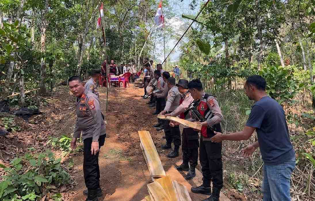 Sambut HUT ke-81 RI, Polres Way Kanan dan Warga Gotong Royong Perbaiki Jembatan