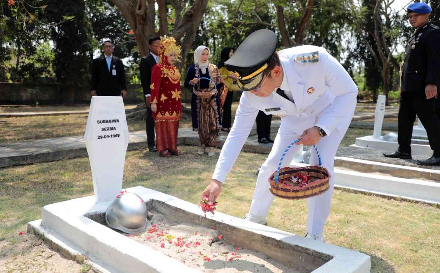 Ziarah ke TMP Kusuma Bangsa, Bupati Egi Ajak Warga Lanjutkan Semangat Perjuangan Pahlawan