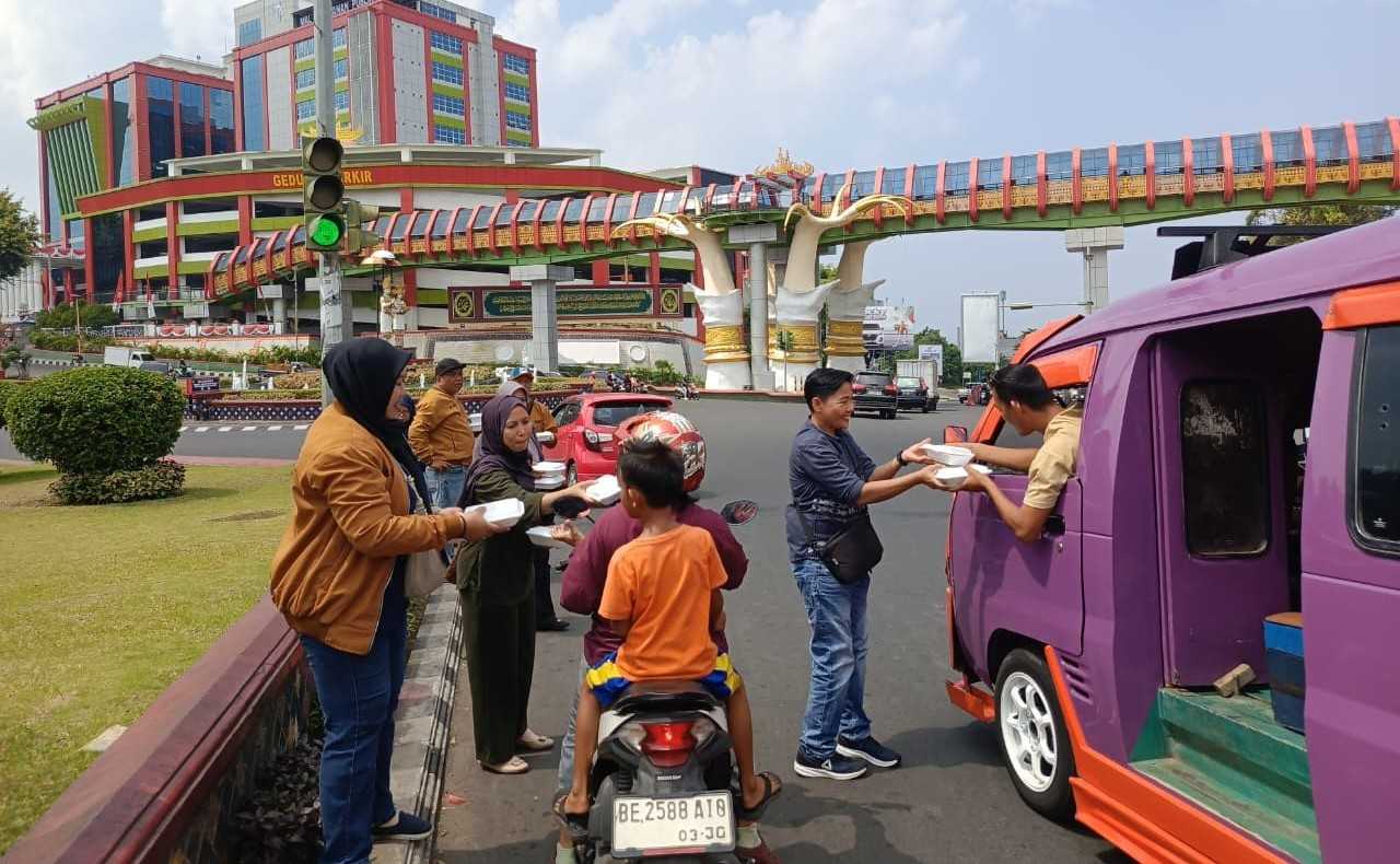 Jumat Berkah Taring Lampung, Ratusan Nasi Kotak Dibagikan untuk Warga