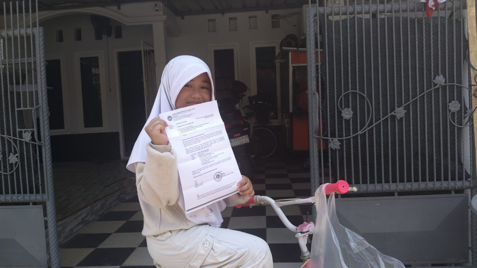 Gowes Sepeda Antar Undangan Maulid Nabi, Aksi Santri TPA Al Iman Pikat Warga Rajabasa