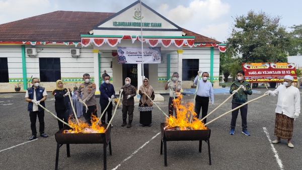 Kejari Way Kanan Musnahkan Barang Bukti Sabu, Ekstasi hingga Senjata Tajam