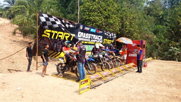 Hari Pertama Grasstrack Sirkuit Lembah Kencana Berlangsung Seru dan Semarak