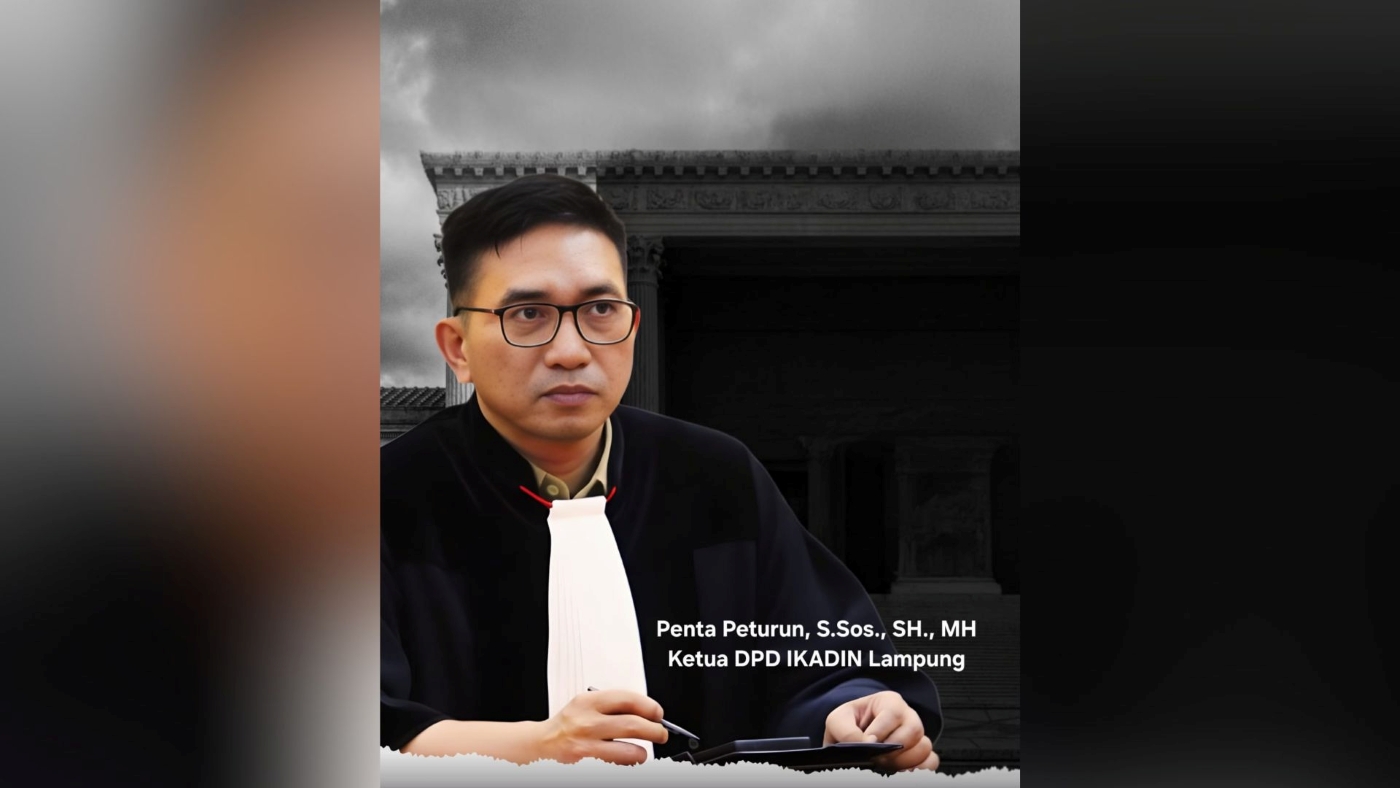 Clickinfo.co.id — DPD IKADIN Lampung meminta Pemerintah Provinsi Lampung dan pemerintah kabupaten/kota segera menyiapkan perlindungan masyarakat dari potensi hujan abu vulkanik Gunung Anak Krakatau. Ketua DPD IKADIN Lampung, Penta Peturun, S.Sos., S.H., M.H., menegaskan bahwa penanggulangan bencana harus dilakukan sebelum muncul korban. “Jangan tunggu masyarakat sesak napas baru masker dibagikan. Sebelum abu sampai ke permukiman, perlindungan negara harus lebih dahulu sampai kepada masyarakat.” IKADIN Lampung meminta pemerintah segera melakukan sejumlah langkah antisipasi, yakni: Memetakan arah sebaran abu berdasarkan aktivitas gunung dan kondisi angin. Menyiapkan masker atau pelindung pernapasan bagi masyarakat. Menyiagakan puskesmas dan rumah sakit. Melindungi anak sekolah dan membatasi aktivitas luar ruangan apabila kualitas udara memburuk. Melindungi sumur, tandon, dan sumber air bersih. Menetapkan SOP pembersihan abu. Melindungi pekerja luar ruang. Membentuk sistem informasi terpadu “Krakatau Ash Watch”. Menurut IKADIN Lampung, Pasal 28H ayat (1) UUD 1945 serta Undang-Undang Nomor 24 Tahun 2007 menempatkan keselamatan, kesehatan, dan perlindungan masyarakat sebagai kewajiban pemerintah. “Negara yang baik bukan hanya datang membawa bantuan setelah bencana. Negara harus hadir ketika risiko masih bisa dicegah.” DPD IKADIN Lampung juga mengimbau masyarakat untuk tetap tenang dan mengikuti informasi resmi dari Badan Geologi/PVMBG, BMKG, BNPB, dan BPBD. “Kita tidak dapat memerintahkan gunung berhenti erupsi. Tetapi pemerintah dapat mencegah masyarakat menjadi korban akibat terlambat bertindak.” Penta Peturun, S.Sos., S.H., M.H. Ketua DPD IKADIN Lampung