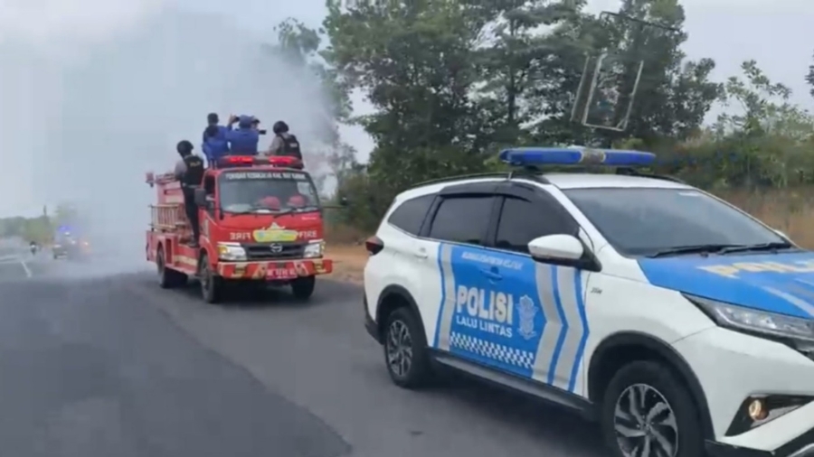 Antisipasi ISPA, Polres Way Kanan Semprot Abu Vulkanik di Sejumlah Ruas Jalan