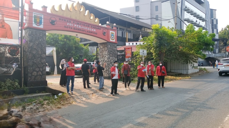 Peduli Dampak Abu Vulkanik, PDI-P Bandar Lampung Bagikan Ribuan Masker